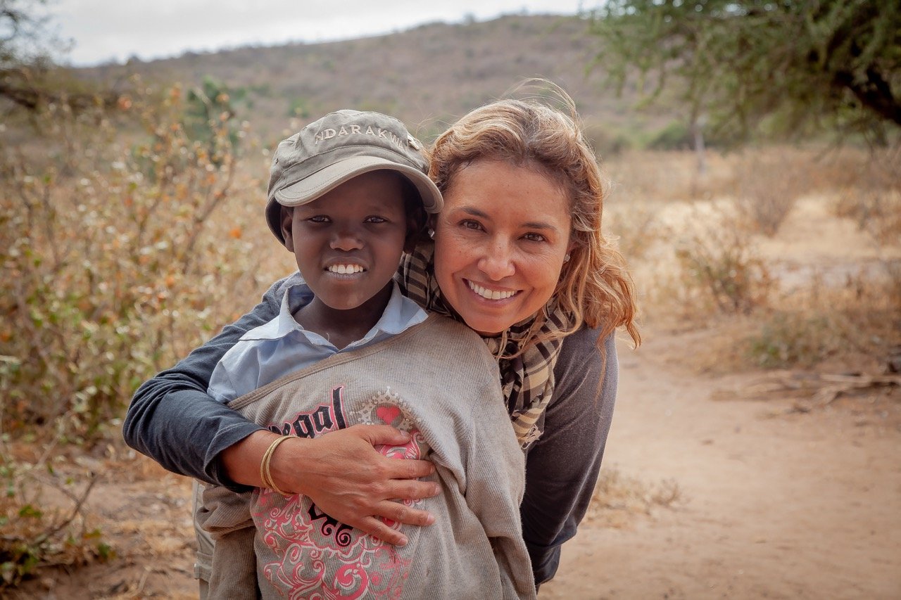 Rita Villanueva con niño en África
