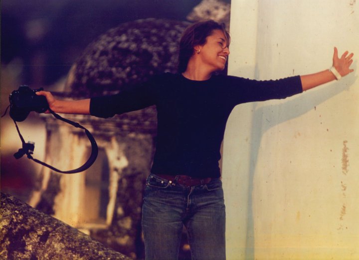 Rita Villanueva con cámara fotográfica